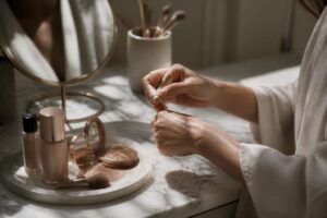 Appliquer correctement son highlighter pour un teint lumineux